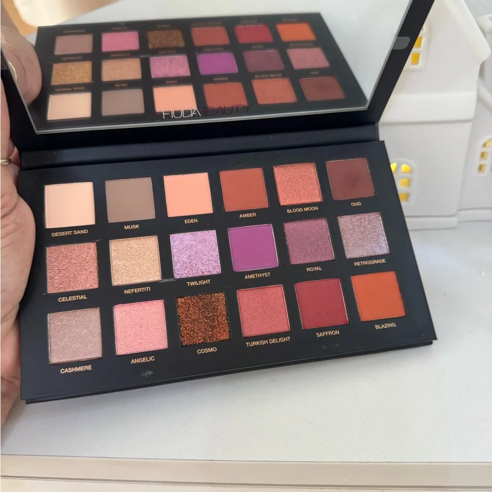 HUDA BEAUTY discover bold